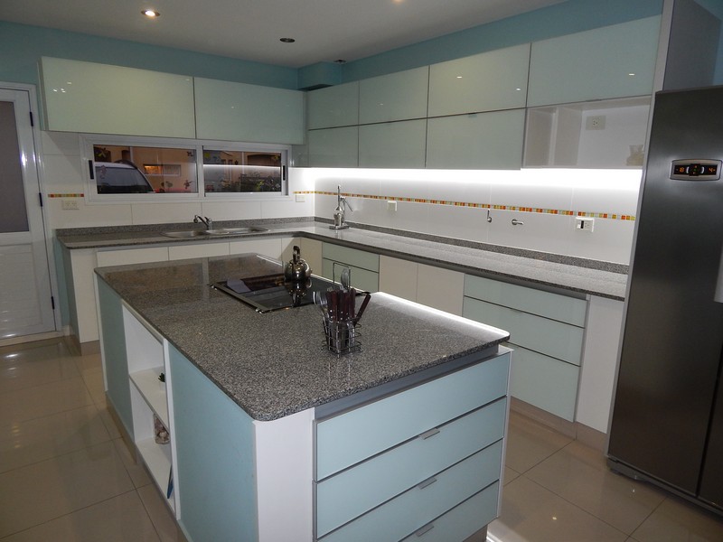 Mueble de cocina en melamina. alacenas y frentes de cajón en ... Muebles de cocinas con melamina