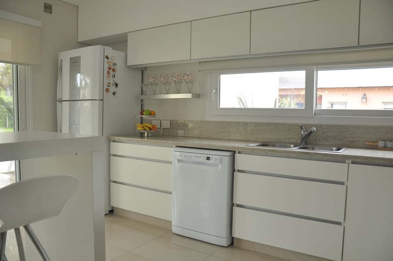 Mueble de cocina en melamina blanca | LESAR AMOBLAMIENTOS | Fábrica ... Mueble de cocina en melamina blanca | LESAR AMOBLAMIENTOS | Fábrica ...