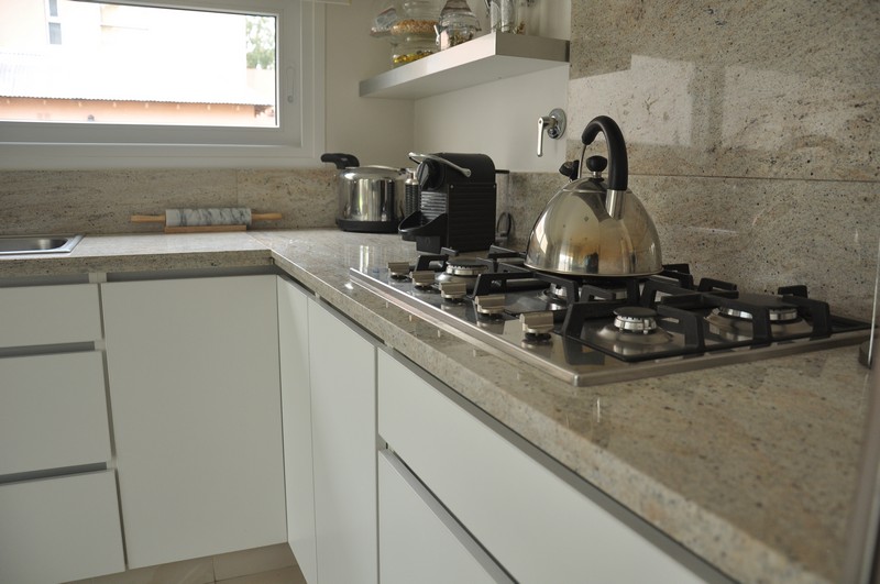 Mueble de cocina en melamina blanca | LESAR AMOBLAMIENTOS | Fábrica